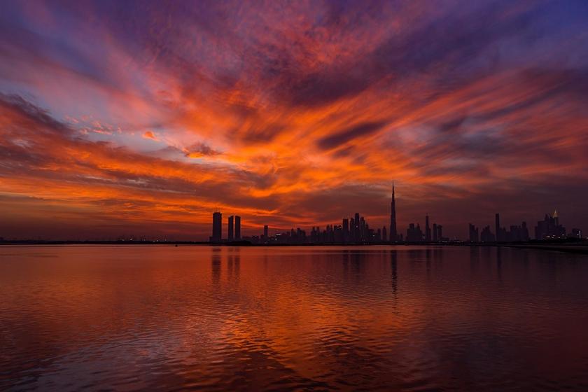 Skyline von Dubai im abendroten Himmel