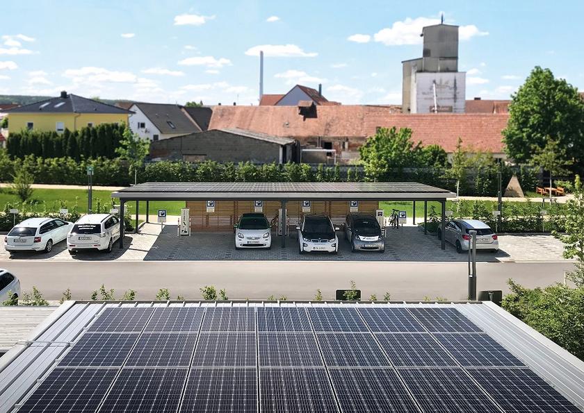 Elektroauto-Ladestation und -Parkplatz mit Solardach