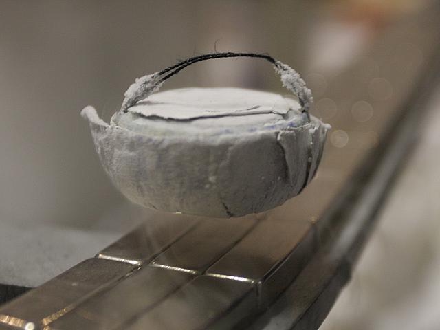 Ein mit Stickstoff gekühlter Supraleiter schwebt über einem Dauermagneten. Seit Jahren versuchen Physiker ein Verfahren zu entwickeln, das Supraleiter auch bei Raumtemperaturen einsetzbar macht. (Foto: <a href="https://www.flickr.com/photos/wimox/520882