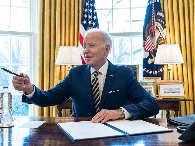 Präsident Joe Biden unterzeichnet am Dienstag, den 8. März 2022, im Oval Office des Weißen Hauses eine Durchführungsverordnung zum Verbot der Einfuhr von russischem Öl.