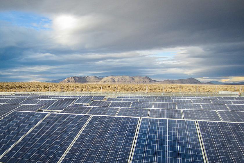 Solarpark in Nevada mit Bergen im Hintergrund