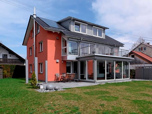 dena-Niedrigenergiehaus Buxheim nach Sanierung. Nach der Sanierung braucht dieses Einfamilienhaus 91 Prozent weniger Energie. (Foto: © dena)