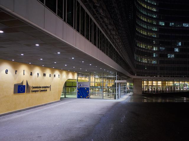 Eingang eines Gebäudes bei Nacht. Auf der Wand prangt der Schriftzug Berlaymont und European Commission