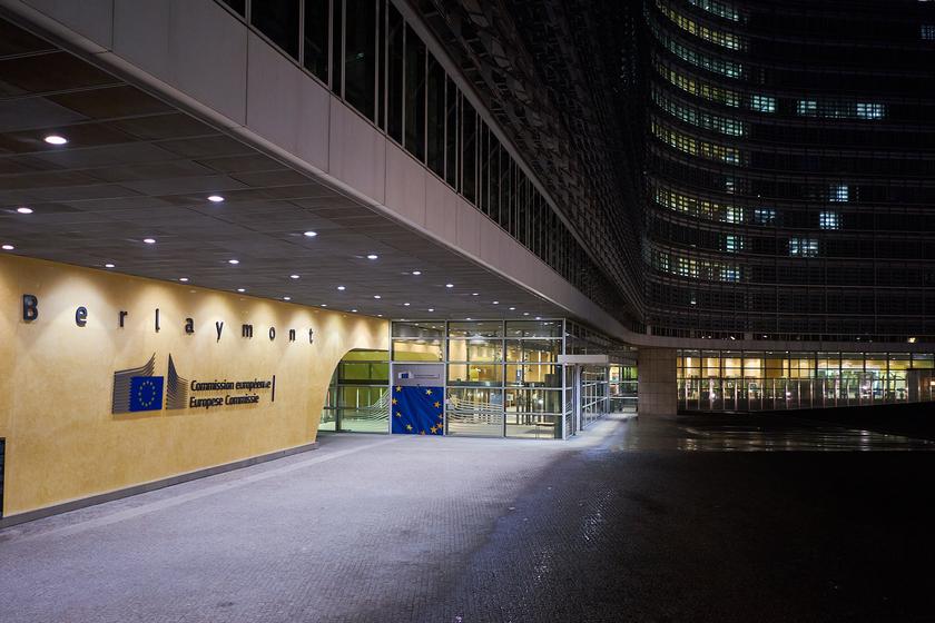 Eingang eines Gebäudes bei Nacht. Auf der Wand prangt der Schriftzug Berlaymont und European Commission