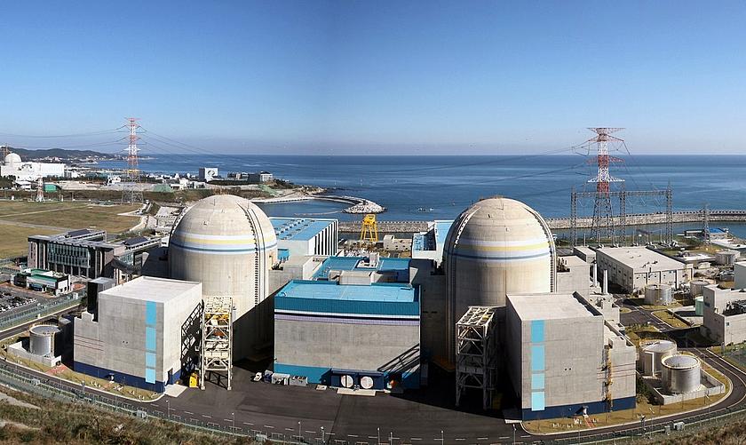 Zwei der vier neuen Atomreaktoren Shin Kori an der südöstlichen Küste Südkoreas sind bereits fertig gestellt, zwei weitere sind noch im Bau. (Foto: Korea Shin-Kori NPP, IAEA ImageBank, flickr.com, CC BY-SA 2.0)