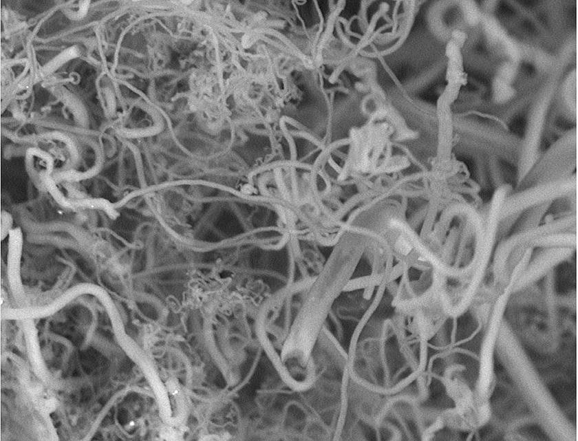 Nanofaser aus CO2: Wissenschaftler der George Washington University haben eine Methode entwickelt, mit der sie atmosphärisches CO2 in eine Faser umzuwandeln können. (Bild: © Stuart Licht, Ph.D., George Washington University)