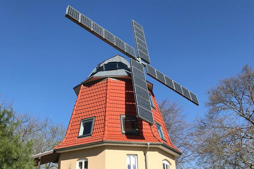 Windmühle mit solaren Windflügeln