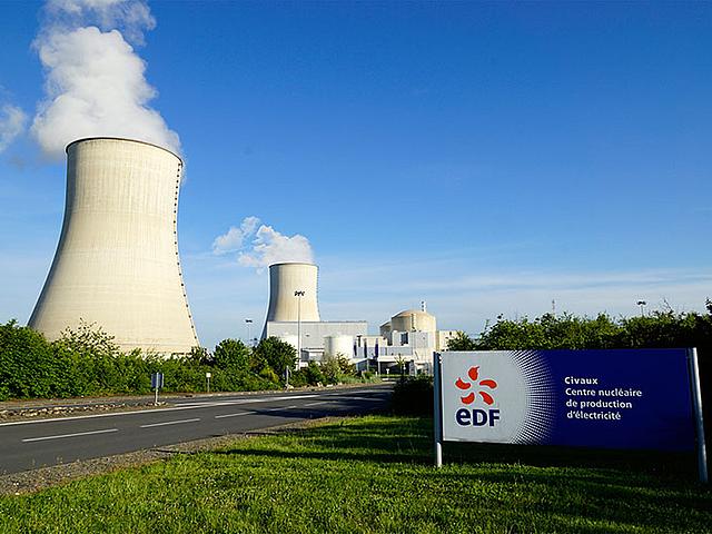 In Frankreich ist eine Debatte um die technische und finanzielle Durchführung des Rückbaus der 58 Atomreaktoren entbrannt. (Foto: © <a href="https://commons.wikimedia.org/wiki/File:Entr%C3%A9e_de_la_centrale_de_Civaux.JPG">E48616</a>, <a href="https://