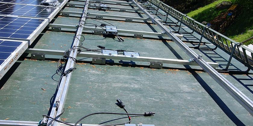 PV-Dachinstallation, eine Reihe Module fehlt.