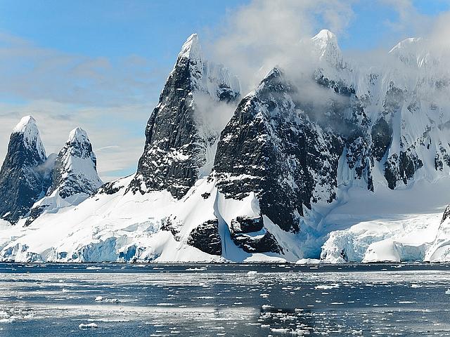 Je schneller das Eis abschmilzt, desto mehr wird in der Antarktis eine Landschaft aus Bergen, Tälern und kleineren Hügeln freigelegt. (Foto: <a href="https://pixabay.com/de/berge-ice-bergs-antarktis-berg-eis-482689/" target="_blank">girlart39 / pixabay.com</a>, CC0 Creative Commons)