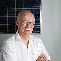 Unter dem Namen Sonnenflüsterer betreibt Erhard Renz  einen Blog für eine zukunftsfähige Energiewende.