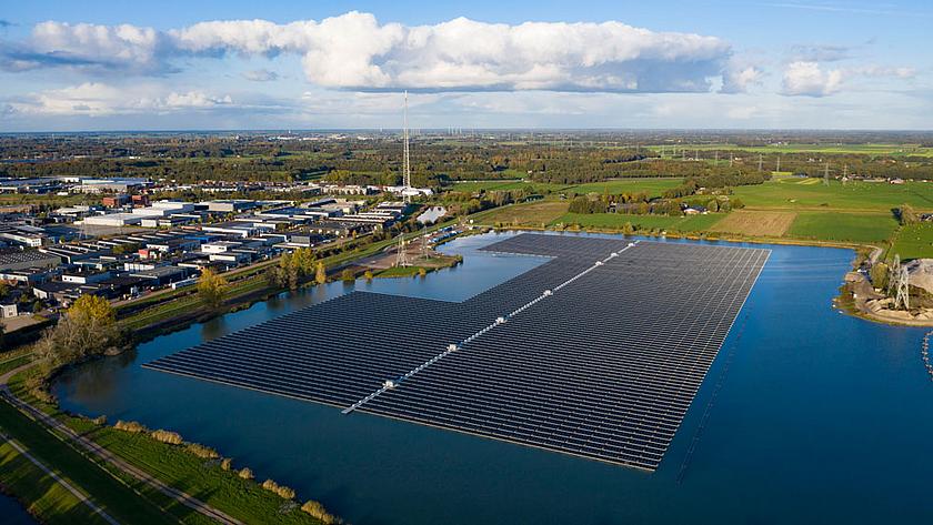 Die 14,5 Megawatt große Floating Photovoltaik-Anlage bei Zwolle in den Niederlanden schwimmt auf einem Baggersee. Ein Modell auch für Deutschland.