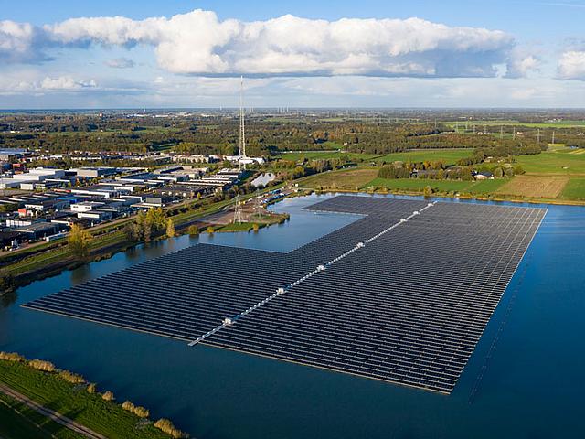 Die 14,5 Megawatt große Floating Photovoltaik-Anlage bei Zwolle in den Niederlanden schwimmt auf einem Baggersee. Ein Modell auch für Deutschland.