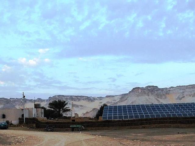 Solarprojekt Grüne-Wüste Bir El Gabal in einer kleinen ägyptischen Oase. Mithilfe der Energie einer Solaranlage werden die Felder bewässert. Unterstützung kam hier aus Franken. (Foto: © NATURSTROM AG)