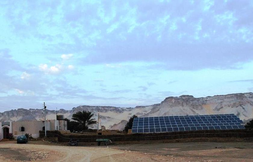 Solarprojekt Grüne-Wüste Bir El Gabal in einer kleinen ägyptischen Oase. Mithilfe der Energie einer Solaranlage werden die Felder bewässert. Unterstützung kam hier aus Franken. (Foto: © NATURSTROM AG)