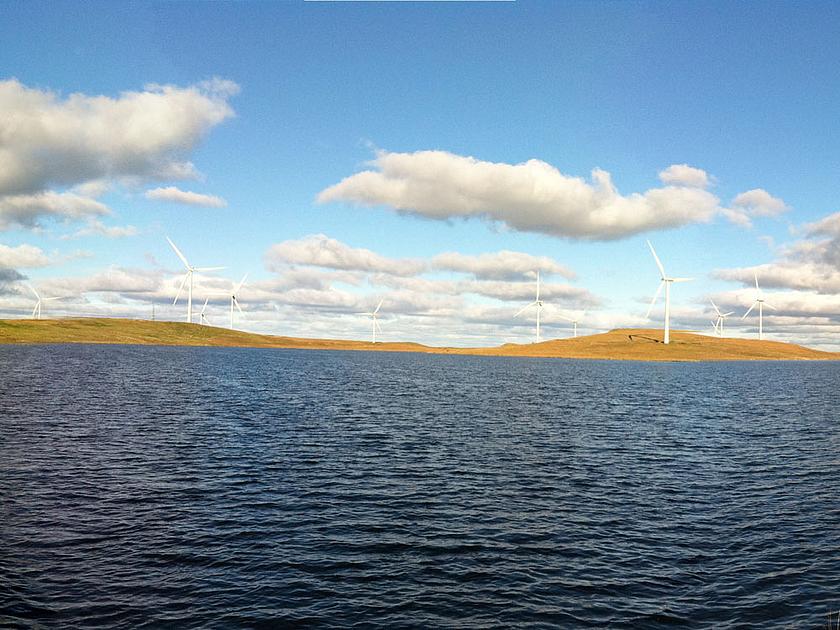 Bereits jetzt deckt die Windkraft 60 Prozent des Strombedarfs Schottlands, im Dezember 2016 produzierten die Anlagen sogar vier Tage hintereinander mehr Strom als das Land verbrauchen konnte. (Foto: © <a href="https://commons.wikimedia.org/wiki/File:Whit