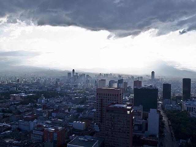 In der Hauptstadt Mexikos lebten 2010 über 8,8 Millionen Menschen. Mit der Einführung eines Emissionshandels könnte sich zukünftig die Luftqualität deutlich verbessern. Dafür muss der Zertifikatehandel allerdings effizient funktionieren. (Foto: © K