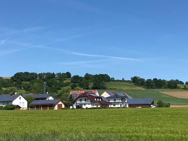Dorf fast alle Dächer mit Photovoltaik