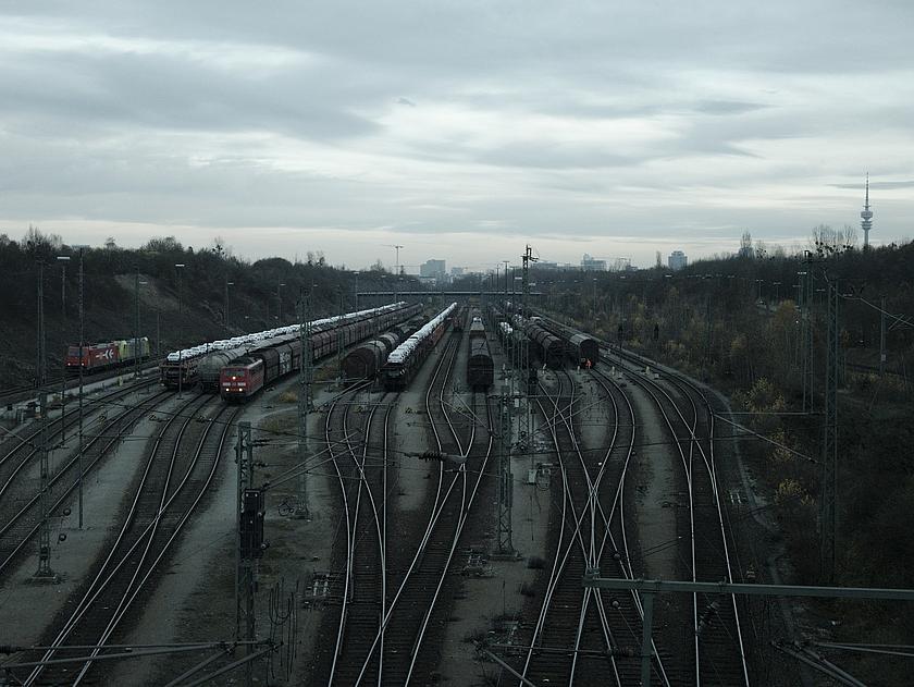 Blick auf einen Rangierbahnhof mit sehr vielen Gleisen und Güterzügen.