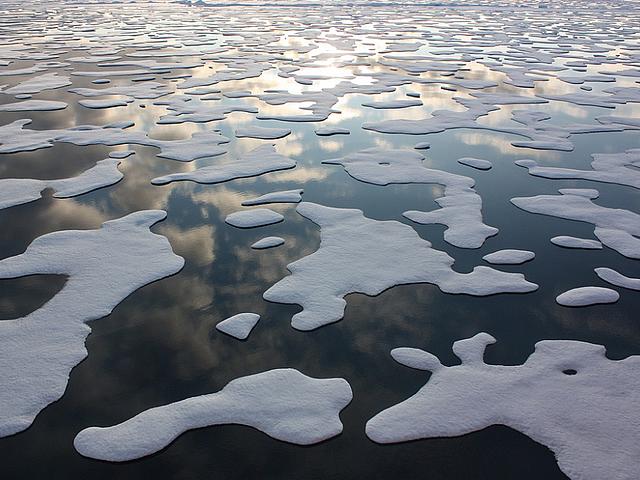 Die geringen Meereismengen in der Arktis verursachen in Mitteleuropa zurzeit heftige Kälteeinbrüche. (Foto: <a href="https://www.flickr.com/photos/nasa_ice/5977178606/" target="_blank">NASA/Kathryn Hansen/flickr.com</a>, <a href="https://creativecommons