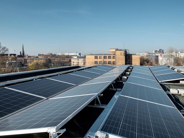 Solaranlage der Berliner Stadtwerke auf dem Dach des Oberstufenzentrums Energietechnik in Lichtenberg