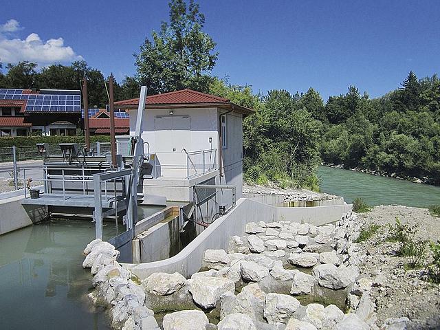 Kleines Wasserkraftwerk an einem Fluss