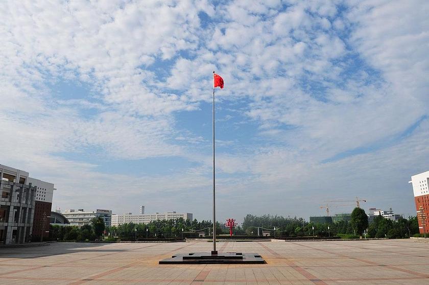 Wehende chinesische Flagge an Mast