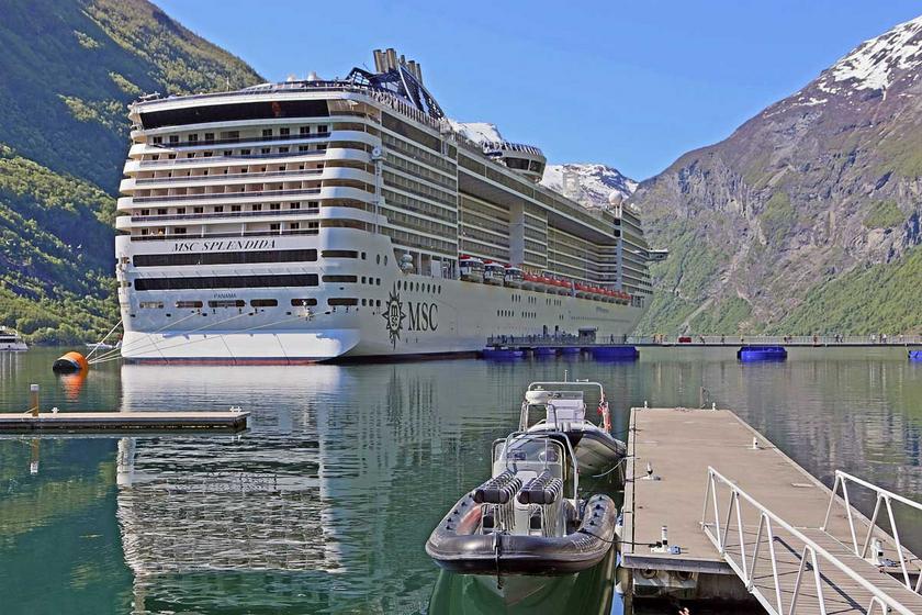 Kreuzfahrtschiff in einem Fjord
