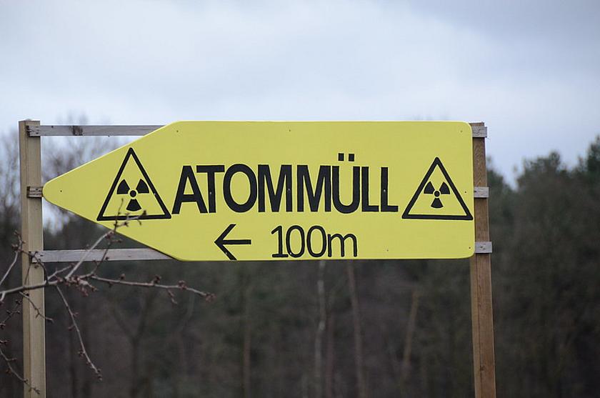 Ein Schild von Aktivisten, dass auf Atommüll in hundert Meter Entfernung hinweist.
