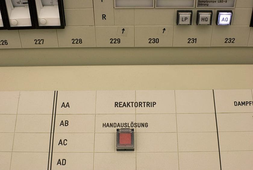 AKW Beznau abschalten, fordern die deutschen Anrainer: Hier der Schnellabschaltungsknopf eines Reaktors. (Foto: „Beznau - emergency switch“ von Thomas Kern - www.swissinfo.ch. Lizenziert unter Gemeinfrei über Wikimedia Commons)