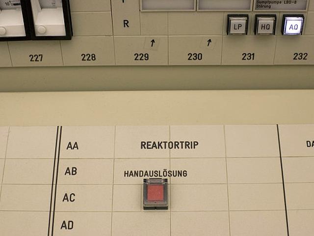 AKW Beznau abschalten, fordern die deutschen Anrainer: Hier der Schnellabschaltungsknopf eines Reaktors. (Foto: „Beznau - emergency switch“ von Thomas Kern - www.swissinfo.ch. Lizenziert unter Gemeinfrei über Wikimedia Commons)