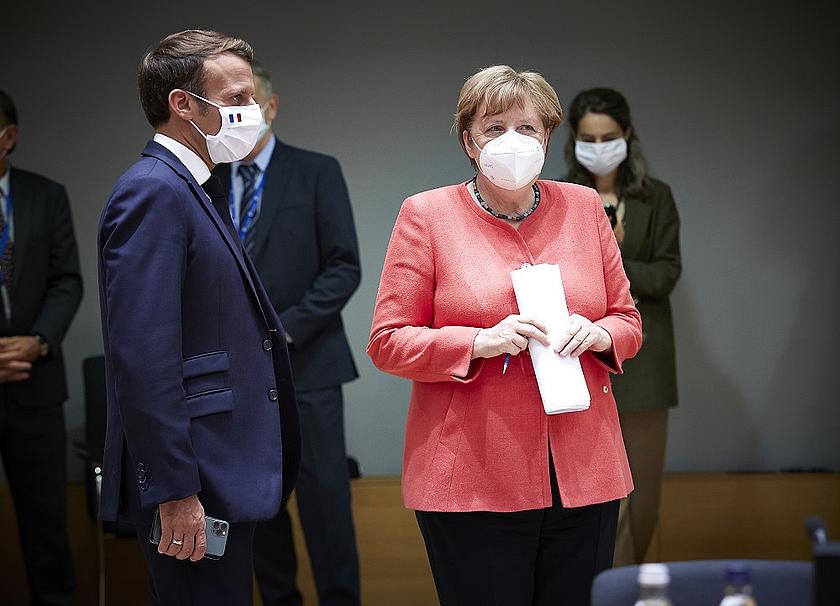 Emmanuel Macron und Angela Merkel beim EU-Sondergipfel mit Mund-Nase-Bedeckung.