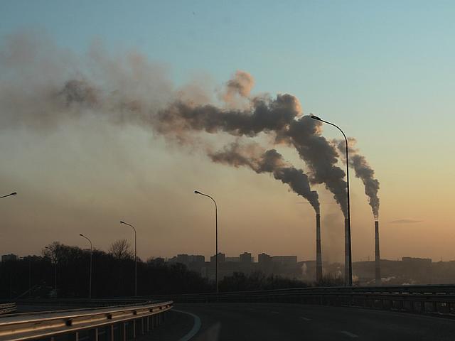 Entgegen ihrem ursprünglichen Vorschlag fordert die SPD nun doch keinen Mindestpreis mehr für den Ausstoß des klimaschädlichen CO2.  (Foto: <a href="https://pixabay.com/de/fabrik-rauch-emissionen-road-613319/" target="_blank">digifly840 / pixabay.com<