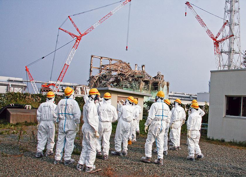 Inspektoren der Internationalen Atomenergie-Organisation IAEO besichtigen ein halbes Jahr nach der Katastrophe den verunglückten Reaktor 3 des Atomkraftwerks Fukushima Daiichi. 