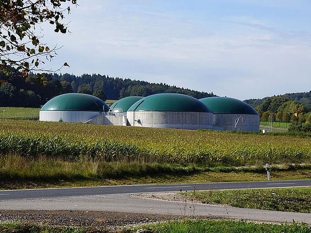 Mit fast 180.000 Euro fördert das Land Schleswig-Holstein die Umrüstung einer großen Biogasanlage südöstlich von Kiel. (Foto: DALIBRI, CC BY-SA 3.0, https://commons.wikimedia.org/wiki/File:Biogasanlage_Lauterhofen_001.JPG)