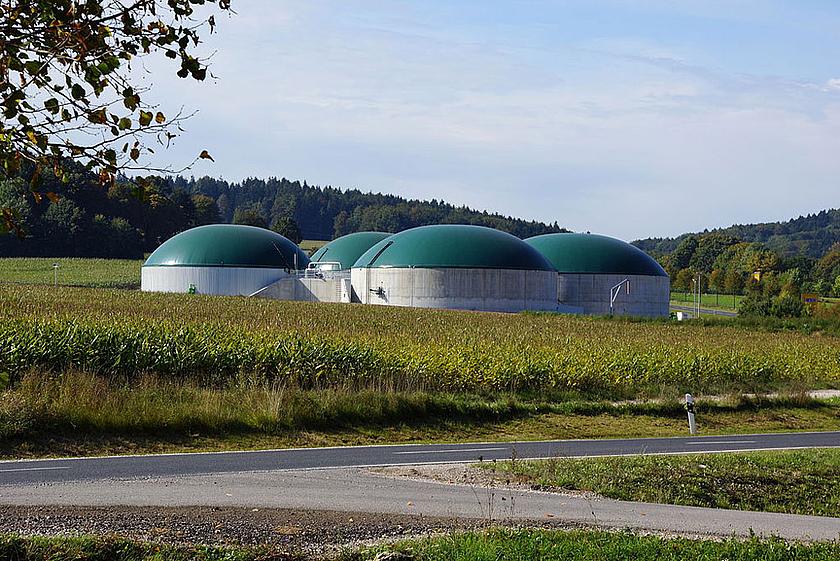 Mit fast 180.000 Euro fördert das Land Schleswig-Holstein die Umrüstung einer großen Biogasanlage südöstlich von Kiel. (Foto: DALIBRI, CC BY-SA 3.0, https://commons.wikimedia.org/wiki/File:Biogasanlage_Lauterhofen_001.JPG)