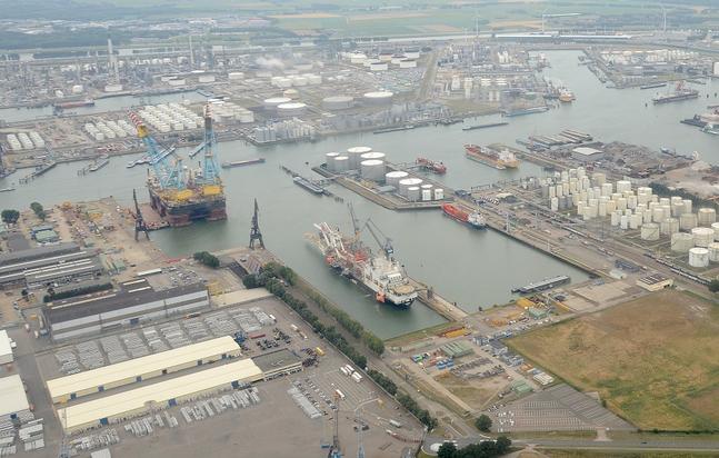 Luftbild Hafen Rotterdam –bei vielen mehr oder weniger bekannten Marken beginnen sich die Solarmodule in Rotterdam zu sammeln
