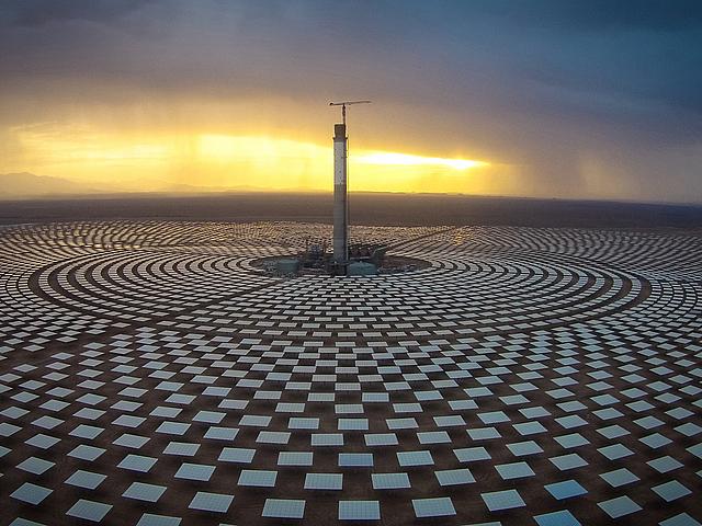 Das solarthermische Turmkraftwerk Noor Ouarzazate III in Marokko ist das erste von fünf geplanten Solarkraftwerken in der Region. (Foto: © <a href="http://www.dlr.de/dlr/presse/desktopdefault.aspx/tabid-10172/213_read-25540/#/gallery/28711">SENER via DLR</a>)
