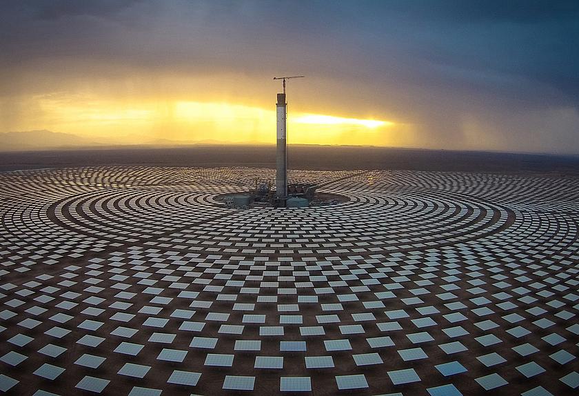 Das solarthermische Turmkraftwerk Noor Ouarzazate III in Marokko ist das erste von fünf geplanten Solarkraftwerken in der Region. (Foto: © <a href="http://www.dlr.de/dlr/presse/desktopdefault.aspx/tabid-10172/213_read-25540/#/gallery/28711">SENER via DLR</a>)