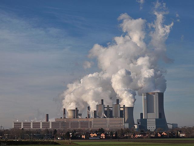 Die Klimaabgabe für alte Kohlemeiler ist offenbar vom Tisch. Im Bild ist das RWE-Braunkohlekraftwerk Niederaußem zu sehen, das zu den leistungsstärksten und dreckigsten Kraftwerken Europas zählt. (Foto: Stodtmeister, wikimedia.commons, CC BY 3.0)