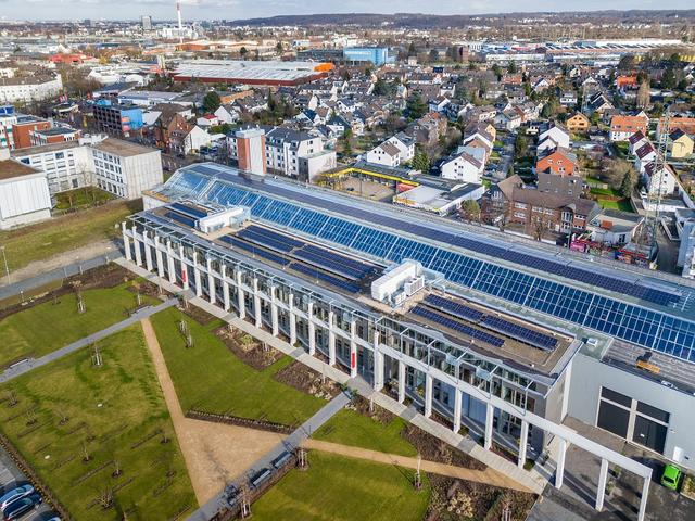 Blick auf Photovoltaikanlagen auf den Dächern des Düsseldorfer Factory Campus, Drohnenaufnahme