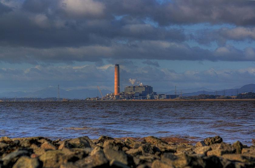 Das schottische Kohlekraftwerk Longannet wurde kürzlich abgeschaltet, womit das Land nun endgültig seinen Ausstieg aus der Kohleenergie vollzogen hat. (Foto: © Graeme Maclean, https://www.flickr.com/photos/gee01/2991864474, CC BY 2.0)