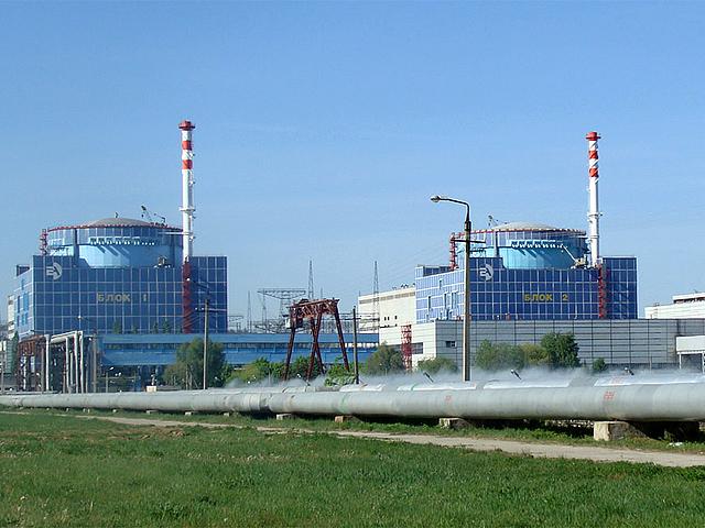 Die Blöcke 1 und 2 des AKW Chmelnitzky mit einer Bruttoleistung von 1.000 Megawatt sind seit 1988 bzw. 2005 in Betrieb. Der Bau für die Reaktoren 3 und 4 wurde 1986 und 1987 begonnen und 1990 aufgrund eines Moratoriums des ukrainischen Parlaments unterb