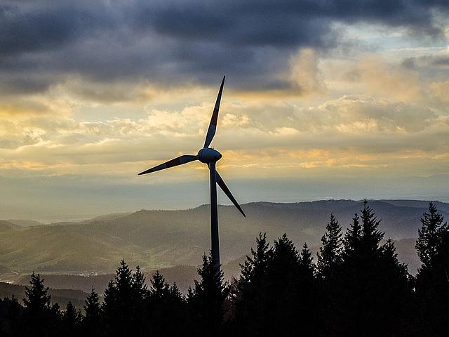 Windkraftanlage im Schwarzwald. Bei der ersten Ausschreibungsrunde für Windenergie an Land gab es eine erfreulich hohe Beteiligung von Bürgerenergiegesellschaften.  (Foto: <a href="https://pixabay.com/de/windrad-schwarzwald-windkraftanlage-1056108/” t