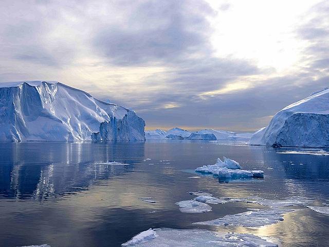 Der Salzgehalt des Meerwassers droht durch die Eisschmelze in Grönland zu kippen, was im schlimmsten Fall zum Aussetzen des Golfstroms führen könnte. Wissenschaftler untersuchen jetzt die Verteilung des Süßwassers. (Foto: © fgeoffroy, flickr.com/pho