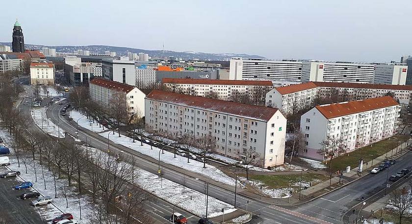 Straßenzug in Dresden mit Wohnsiedlungen