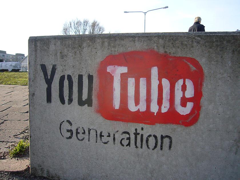 Auf einem Stein prangt ein Graffiti mit dem Schriftzug "YouTube Generation"