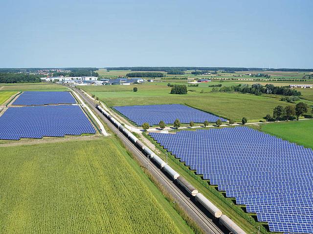 Die Bundesnetzagentur hat im Rahmen der zweiten Runde der Ausschreibungen für Photovoltaik-Freiflächenanlagen 33 Gebote bezuschlagt. (Bild: © NATURSTROM AG)