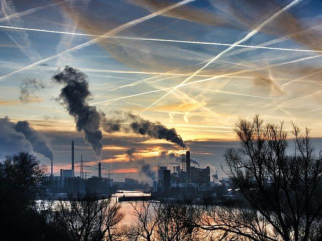 Während die Feinstaub- und Ozonbelastungen 2016 deutlich zurückgegangen sind, hat weiterhin Stickstoffdioxid die Luft in deutschen Städten stark belastet. (Foto: <a href="https://www.flickr.com/photos/marfis75/11201668984" target="_blank">Martin Fisch 