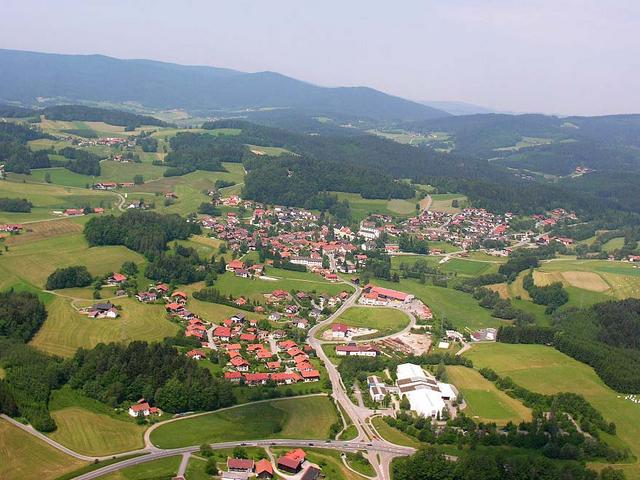 Luftaufnahme Bayern mit Straßen und kleinen Siedlungsbereichen